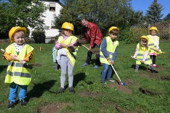 Stollberg baut Kita für 68 Kinder - Aus jeder Gruppe des Zwergenhauses hat ein Kind zusammen mit Oberbürgermeister Marcel Schmidt (hinten) den ersten Spatenstich für den Neubau vollzogen.