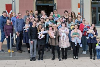 Stollberg begrüßt Nachwuchs - Großer Bahnhof am Stollberger Kutlturbahnhof beim 35. Babytreffen. Foto: Ralf Wendland