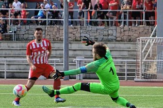 Stollberg behält kühlen Kopf in hitzigem Derby - Sven Schönherr (l.) lässt Daniel Dürr im Oelsnitzer Kasten keine Chance. Wenige Augenblicke später schlägt der Ball zum 2:1 für den FC Stollberg ein - die Entscheidung im Derby.