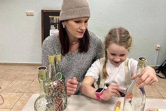 Stollberg bietet kreatives Erlebnis: Künstlerin gestaltet mit Kindern bunte Flaschenlichter - Coco (6), hier im Bild mit ihrer Mutter Katja Albert (43), hatte sichtlich Spaß beim Bemalen der Flasche.