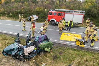 Stollberg: Drei Verletzte nach Frontal-Zusammenstoß - Die beiden Wagen waren nahezu frontal kollidiert.
