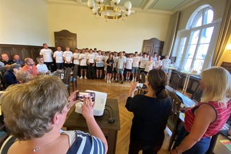 Stollberg ehrt erfolgreiche Nachwuchssportler - Zur Sportlerehrung im Stadtrat wurde auch fleißig fotografiert.