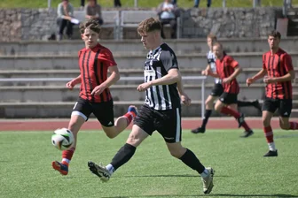 Stollberg erobert nach souveränem Sieg Tabellenrang 3 - Eine klare Angelegenheit war für Eric Schumacher (am Ball) und sein Stollberger Team das Spiel gegen Germania Mittweida.