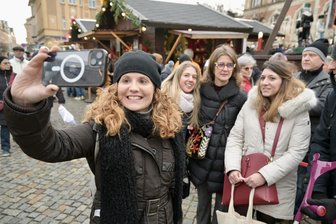 Stollberg hat mit dem italienischen Galzignano Terme eine neue Partnerstadt - Die Delegation aus Galzignano Terme hat auch den Stollberger Weihnachtsmarkt besucht – im Bild vorn Elisa Toniolo.