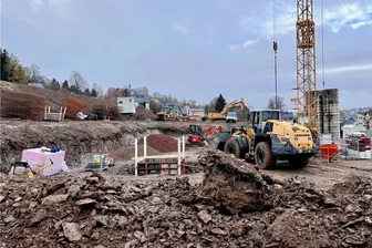 Stollberg: Hier entstehen schicke Eigentumswohnungen - Die Bagger müssen viel Erdreich verlagern, bevor hier ein Plateau als Baugrund entsteht. Unter der Erde verlaufen außerdem Leitungen, die die Stadt Stollberg versorgen.
