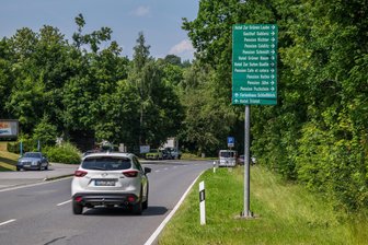Stollberg lichtet Schilderwald - und trennt sich von Hotelrouten-Beschilderung - Einer der Standorte der Schilder befindet sich an der Bahnhofstraße in Stollberg.