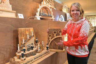 Stollberg lockt mit Weihnachtsmarkt und Schwibbögen - Marktmeisterin Bärbel Raatz in der Schwibbogen-Ausstellung, die in der St.-Jakobi-Kirche Stollberg zu sehen ist.