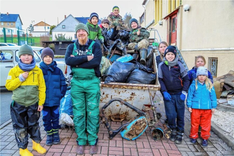 Norman Schirmer, Ortsvorsteher in Mitteldorf, mit vielen Kindern. Sie und weitere Helfer trugen fünf Kubikmeter Müll zusammen. Es muss noch ein zweiter Container bestellt werden. 