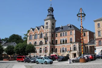 Stollberg: Palästina-Flagge und antisemitische Aufkleber an Rathaus befestigt - An einem Fenstergitter am Stollberger Rathaus haben Unbekannte die Zeichnung einer palästinensischen Flagge befestigt.