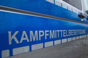 Stollberg: Polizei beschlagnahmt Revolver, Granaten und Hakenkreuze -