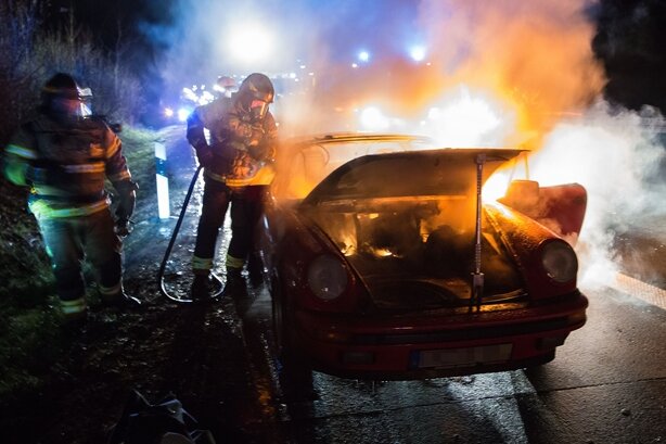 Stollberg: Porsche Carrera geht auf A72 in Flammen auf - 