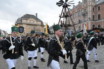 Stollberg sagt Weihnachtsmarkt ab - Die großen Bergparade des Sächsischen Landesverbandes der Bergmanns-, Hütten- und Knappenvereine war im vergangenen Jahr ein Höhepunkt des Stollberger Weihnachtsmarktes.