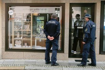 Stollberg: Schmuckgeschäft überfallen - Polizei fahndet nach Tätern - 
