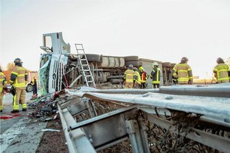 Stollberg: Tempolimit nach Unfall auf A 72 aufgehoben - Auf der A 72 bei Stollberg war am Dienstag ein Lastwagen durch die Mittelleitplanke gebrochen.