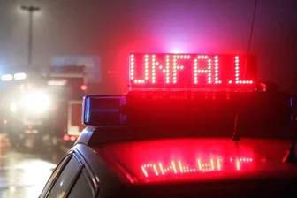 Stollberg: Unfall mit zwei Schwerverletzten - darunter ein Kleinkind - Ein 50-Jähriger geriet mit seinem Opel in den Gegenverkehr und verursachte den Unfall.