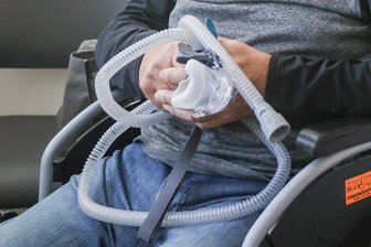 Stollberg: „Volkskrankheit Schlafapnoe“ Thema am Erzgebirgsklinikum - Eine Schlafmaske kann Schlafapnoe-Patienten halfen.