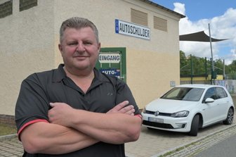 Stollberger Autoschild-Hersteller fürchtet um Geschäft - Detlef Busch ist vor zehn Jahren in die ehemalige Trafostation am Bahnhof gezogen, um dort Autoschilder zu verkaufen. Vermietet wird das Gebäude von der Stadt. Buschs Vertrag wurde allerdings gekündigt. In einem Bieterverfahren wird entschieden, wer ab dem 1. September einziehen darf.