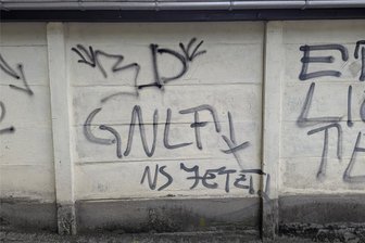 Stollberger beklagt NS-Schmiererei - Doch ist sie strafrechtlich relevant? - Beschmierte Garage in Stollberg.