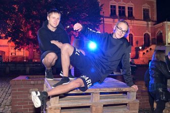 Stollberger Einkaufsnacht: Besucher schätzen gemütliche Atmosphäre - Elias Kunze (links) und Roman Zeun vom Parcours-Team Stollberg zeigten ihr Können,