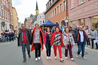 Stollberger Einkaufsnacht mit guter Resonanz - Vorm Modehaus Müller ist eine der Modenschauen gelaufen.