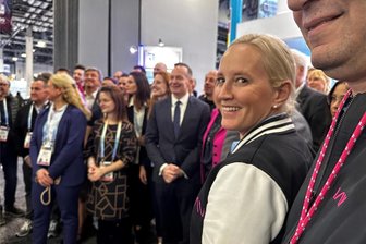 Stollberger Firma IAV auf Technikmesse CES in Las Vegas - Saskia Kohlhaas, die Digital-Chefin bei IAV, gehört zum Team in Las Vegas. Im Hintergrund ist Bundesverkehrsminister Volker Wissing zu sehen.