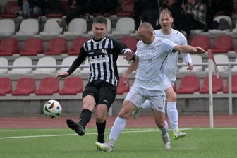Stollberger Fußballer klettern auf Platz zwei - Bruno Albert (links) erzielte den dritten Stollberger Treffer gegen Frankenberg.