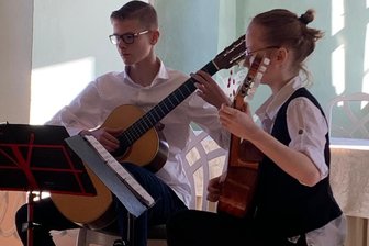 Stollberger Gitarren-Duo schafft Sprung zum Landeswettbewerb - Die Vertreter der Musikschule Stollberg Lenny Harry Neef und Finja Kuche beim Spiel.