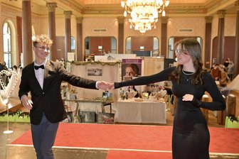 Stollberger Hochzeitsträume geben Inspiration - Tim Zettel (l.) und Enie Belle Kemter, beide 17 Jahre und aus Lugau, gehören zur Tanzschule Köhler-Schimmel und sind bei der Messe aufgetreten.