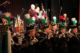 Stollberger Jazztage: Bergmusiker spielen mit Weltstar das Steigerlied - Das Steigerlied in der Jazz-Perfomance war einer der Höhepunkte des Konzertes im Stollberger Bürgergarten: Das Bergmusikkorps „Frisch Glück“ spielte gemeinsam mit Weltstar James Morrison.