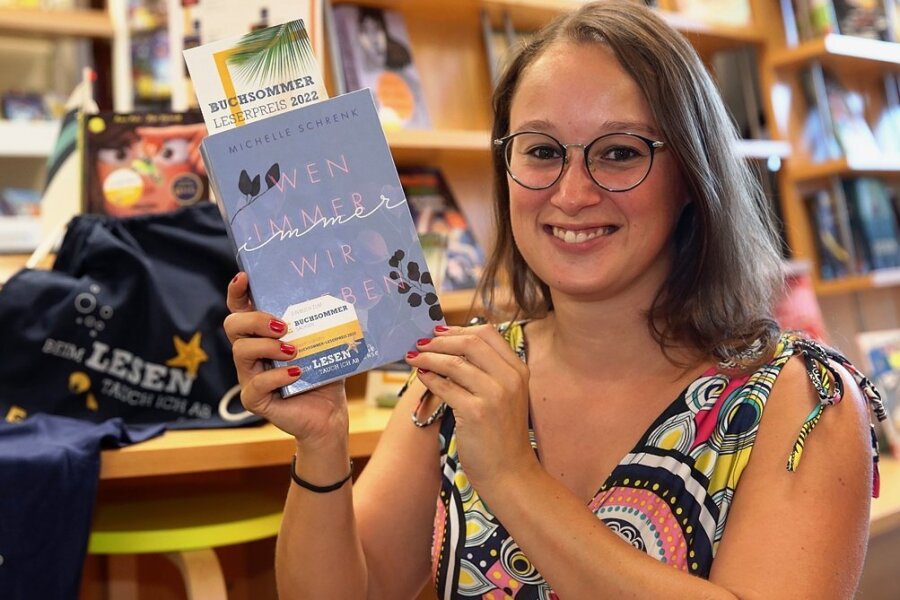 Stollberger Jungen und Mädchen tauchen ein in die Welt der Bücher - Bibliotheksmitarbeiterin Sarah Ullmann freut sich, dass der Buchsommer so gut in Stollberg ankommt. 