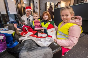 Stollberger Kinder erwarten Nikolaus – und schlüpfen in Tierkostüme - Ferdinand, Tilda (M.) und Melina lassen Stiefel und Co. bei Katrin Auerswald befüllen.