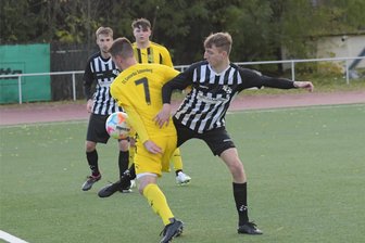 Stollberger Landesklasse-Kicker warten weiter auf die Rettung - Til Fischer (r.), hier im Hinspiel gegen den nächsten Gegner Schneeberg, erzielte gegen Syrau den erlösenden Ausgleich für den FCS.