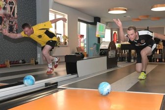 Stollberger schlagen "Mondputzer" klar - Tim Rösch (rechts) von den Stollberger 9 Pins - hier im Duell mit dem Zschorlauer Ronny Georgi - zeigte mit 593 Kegeln wie seine Teamkollegen eine starke Leistung. 