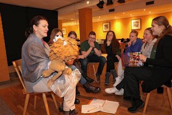 Stollberger Spielfreunde erwecken Märchenfiguren zum Leben - Spielleiterin Silke Bauer-Hollenbach vom Stollberger Theaterverein Spielfreunde (links) erarbeitet mit den Hobby-Darstellern die jeweiligen Rollen. Voraussichtlich im Herbst sollen drei neue Stücke Premiere feiern. Bis dahin wird eifrig geprobt.