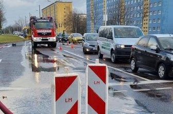 Stollberger Straße unter Wasser - Die Feuerwehr während der Arbeiten am Einsatzort nahe der Friedrich-Hähnel-Straße.