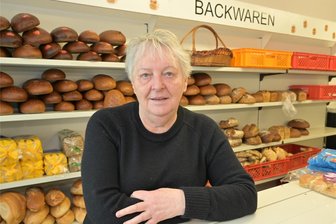 Stollberger Tafel in Not – Leiterin sieht Essensausgabe teilweise in Gefahr - Die Leiterin der Stollberger Tafel Annerose Aurich in der Tafelausagbe am Standort Lugau.