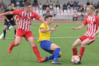 Stollberger verschlafen die erste Hälfte - Aller Einsatz vergebens: Der FC Stollberg mit Bruno Albert (l.) und Marwin Meusel (r.) unterliegt dem Reichenbacher FC mit 1:4.