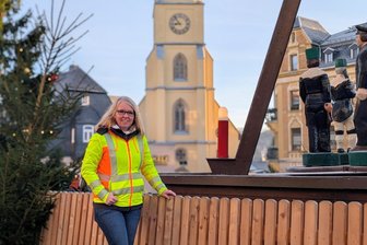 Stollberger Weihnachtsmarkt öffnet: Was Besucher wissen müssen - Marktmeisterin Bärbel Raatz hat federführend den Stollberger Weihnachtsmarkt vorbereitet.