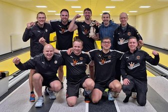Stollberger Zweitligakegler gewinnen in Auerbach mühelos - So sehen Sieger aus: die Kegler des SKV 9Pins Stollberg nach getaner Arbeit in Auerbach.