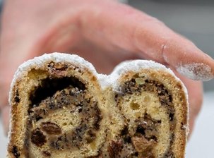 Stollen deutlich teurer: Ein Kilo kostet rund 20 Euro - Mohnstollen der Bäckerei Knüpfer aus Herlasgrün.