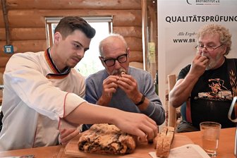 Stollen im Raum Freiberg mal ganz anderes: Karibikstollen mit exotischen Früchten, Whisky-Marzipan oder Schoko-Chili - In Blockhausen fand der Qualitätstest der Stollen von Bäckern aus Mittelsachsen und Meißen statt. 63 Stollenvariationen wurden von der Jury mit Daniel Plum, links, Oliver Härtig und Andreas Martin getestet.