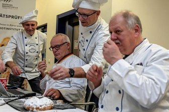 Stollen jetzt deutlich teurer - Stollenexperten unter sich (von links): Volker Wunderlich aus Schreiersgrün, Prüfer Michael Isensee, Jörg Schürer aus Morgenröthe-Rautenkranz und Michael Seidel aus Rodewisch.