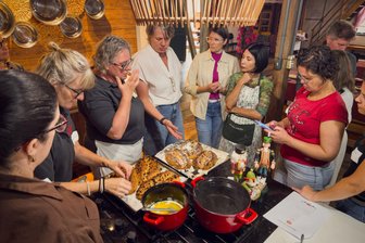 Stollen unter Palmen: Konditormeisterin aus dem Erzgebirge gibt Workshops in Brasilien - Katja Walter-Dippmar (3. v. l.) beim Stollen-Workshop in Brasilien. Mit Pomerode verbindet sie unvergessliche Erinnerungen.