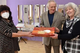 Stollenaktion: Dankeschön für zwei leidenschaftliche Tänzer - Bettina und Peter Bretschneider freuen sich über den Dankeschön-Stollen der Weihnachtsaktion der "Freien Presse". Gabi Fritsch (links) übergibt die leckere Süßigkeit aus dem Erzgebirge.