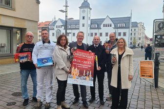 Stollenfest und mehr: Neues erwartet die Besucher bald auf dem Freiberger Christmarkt - Das Programm für den Freiberger Christmarkt ist rund und prall gefüllt. Am Freitag stellte es ein Team um Oberbürgermeister Sven Krüger (Mitte) der Öffentlichkeit vor.