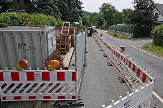 Stolln unter der B 93 bleibt ein Mysterium - Derzeit ist die Straße in dem Bereich halbseitig gesperrt.