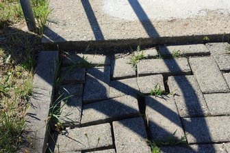 Stolper-Gefahr lauert seit Jahren: Oelsnitzer Rathaus erklärt sich für unzuständig - An der Treppe an der Otto-Riedel-Straße in Oelsnitz ist das Pflaster seit Jahren eingebrochen. Die Stadt verweist auf den Vermieter.