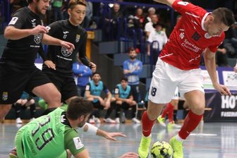 Stolpergefahr am Rhein - Michal Belej (rechts im Duell mit Torwart Christian Wölfelschneider von der TSG Mainz) und seinen Mannschaftskameraden von HOT 05 Futsal steht am Wochenende wieder eine schlauchende Fahrt bevor.