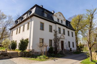 Stolpergefahr an Freizeiteinrichtung im Vogtland: Jetzt soll der Eingang saniert werden - Das denkmalgeschützte Herrenhaus am Natur- und Umweltzentrum in Oberlauterbach.