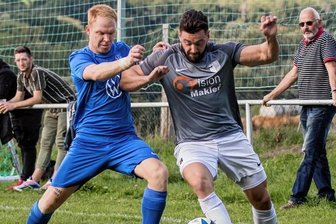 Stolpergefahr für Vogtlandligisten - Alles reinhauen, wie hier Kevin Herrmann (links) im Ligaspiel gegen die SG Kürbitz, heißt es am Wochenende für den VfB Großfriesen. Im Pokalachtelfinale trifft der VfB auf Vogtlandligist FSV Treuen. 